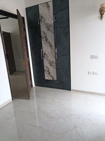 Building Lobby in 3 BHK Apartment at Smart World Orchard, Sector 61 – for Rent