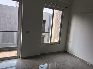 Room in 3 BHK Apartment at Smart World Orchard, Sector 61 – for Rent