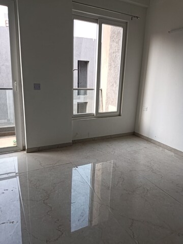 Room in 3 BHK Apartment at Smart World Orchard, Sector 61 – for Rent