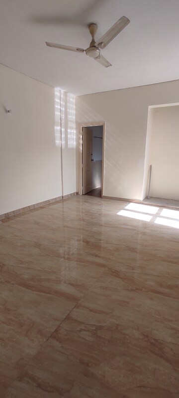 Room in 3 BHK Apartment at Umang Summer Palms, Sector 86 – for Rent