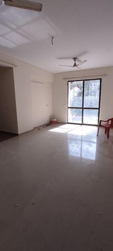 Room in 3 BHK Apartment at Umang Summer Palms, Sector 86 – for Rent