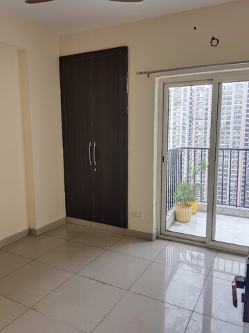 Room in 2 BHK Apartment at Himalaya Pride, Tech Zone 4 Greater Noida – for Rent