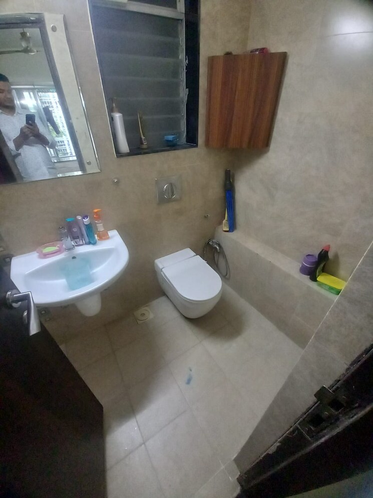 Bathroom, lokhandwala-whispering-palms 2 Bedroom 930 Sq.Ft. Apartment In Kandivali East Mumbai 8781119