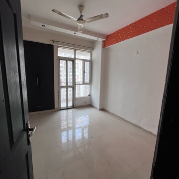 Room in 2.5 BHK Apartment at Prateek Laurel, Sector 120 – for Rent