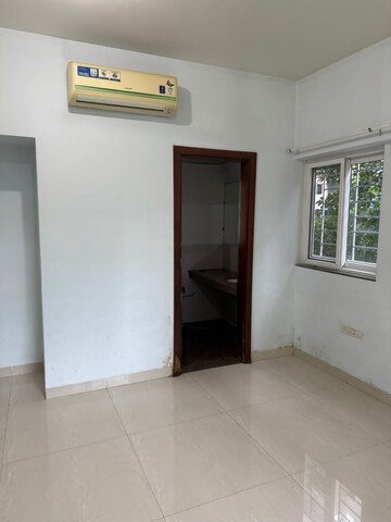 Room in 3 BHK Apartment at Kumar Peninsula, Baner – for Rent