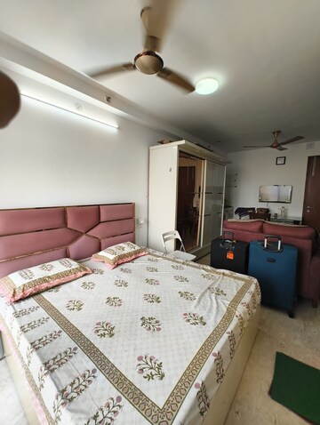 Bedroom in 1 RK Apartment at Hiranandani Estate – for Rent