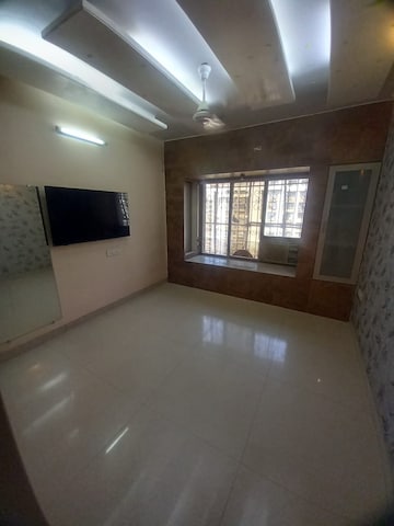 Room in 3 BHK Apartment at Lokhandwala Whispering Palms, Kandivali East – for Rent