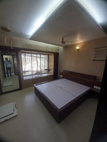 Room in 3 BHK Apartment at Lokhandwala Whispering Palms, Kandivali East – for Rent
