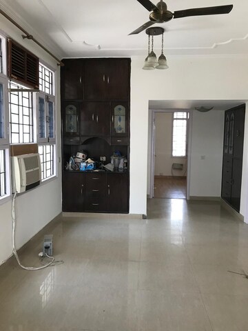 Room in 3.5 BHK Builder Floor at Unitech South City II, Sector 50 – for Rent