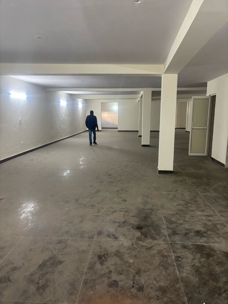Room, sector 65 Commercial Industrial Plot 2800 Sq.Ft. In Sector 65 Noida 8781989