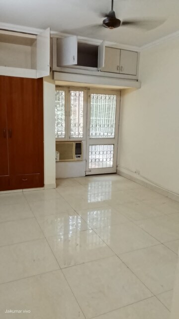 Room in 3 BHK Apartment at Vasant Kunj – for Rent