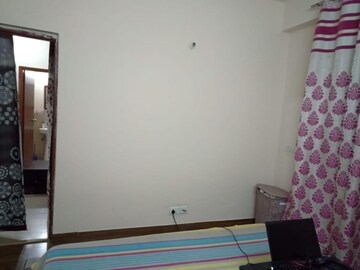 Room in 3 BHK Builder Floor at Sector 16c Greater Noida – for Rent