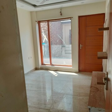 Room in 2 BHK Builder Floor at Sector 79 – for Rent