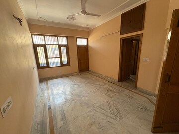 Room in 4 BHK Independent House at Sector 4 – for Rent