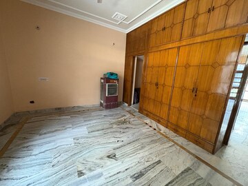 Room in 4 BHK Independent House at Sector 4 – for Rent