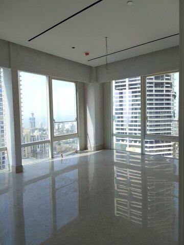 Room in 3 BHK Apartment at Indiabulls Blu, Worli – for Rent