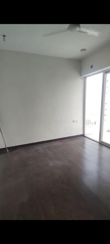 Room in 2.5 BHK Apartment at Mahagun Mantra I, Sector 10 Greater Noida – for Rent