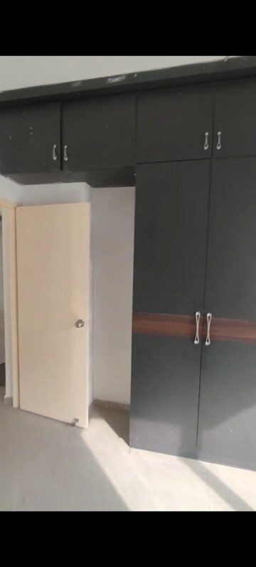 Room in 2.5 BHK Apartment at Mahagun Mantra I, Sector 10 Greater Noida – for Rent