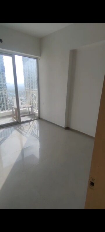 Room in 2.5 BHK Apartment at Mahagun Mantra I, Sector 10 Greater Noida – for Rent