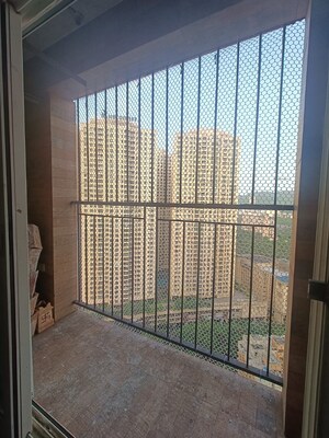 Room in 2 BHK Apartment at Rustomjee Urbania Acura, Thane West – for Sale