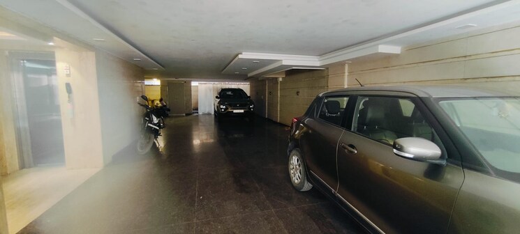  Parking, hauz khas 3 Bedroom 280 Sq.Yd. Builder Floor In Hauz Khas Delhi 8782772