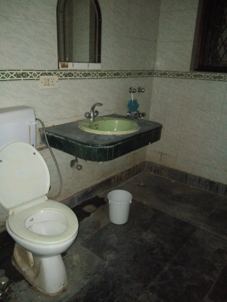 Bathroom, shivalik colony 2.5 Bedroom 2000 Sq.Ft. Builder Floor In Shivalik Colony Delhi 8782774