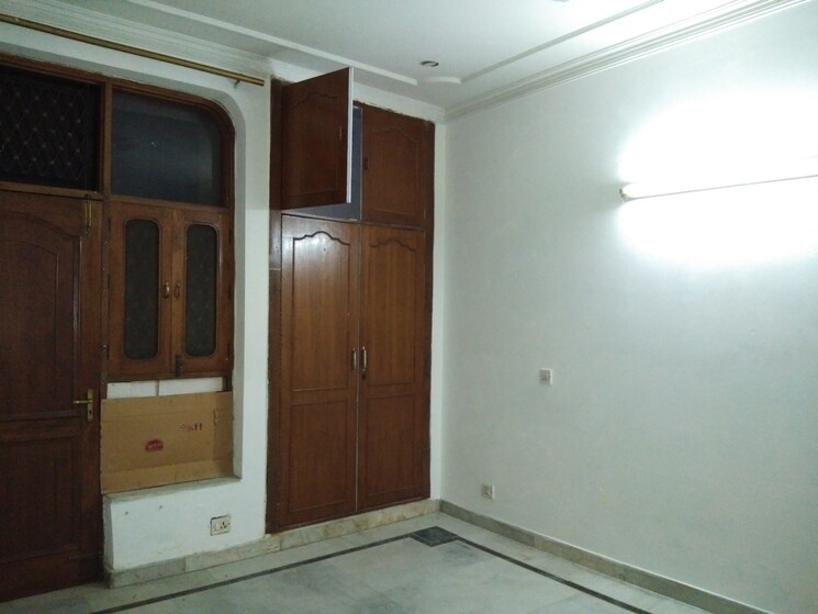 Room, shivalik colony 2.5 Bedroom 2000 Sq.Ft. Builder Floor In Shivalik Colony Delhi 8782774