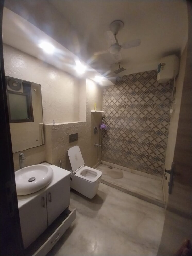 Bathroom, safdarjung enclave 3 Bedroom 300 Sq.Yd. Builder Floor In Safdarjung Enclave Delhi 8782786