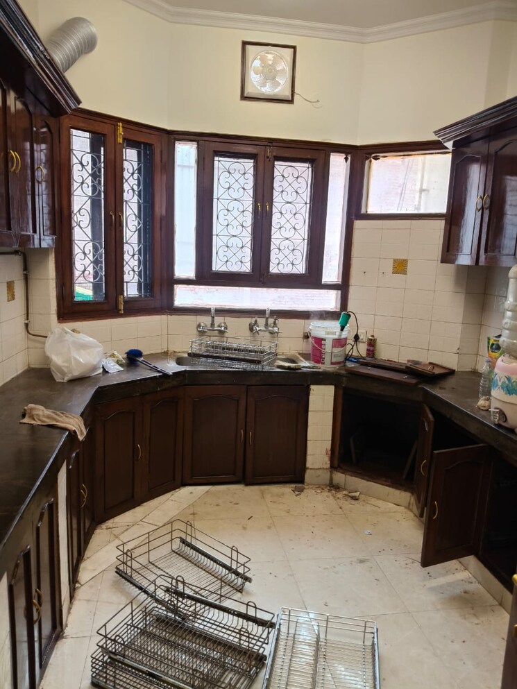 Kitchen, safdarjung enclave 4 Bedroom 500 Sq.Yd. Builder Floor In Safdarjung Enclave Delhi 8782912