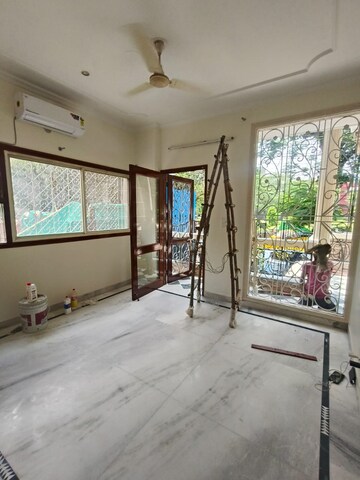 Room in 4 BHK Builder Floor at Safdarjung Enclave – for Rent
