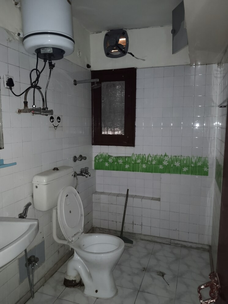 Bathroom, sarita-vihar-pocket-j-rwa 3 Bedroom 1650 Sq.Ft. Apartment In Sarita Vihar Delhi 8782926