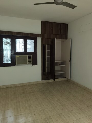 Room in 3 BHK Apartment at Sarita Vihar Pocket-J RWA, Sarita Vihar – for Sale