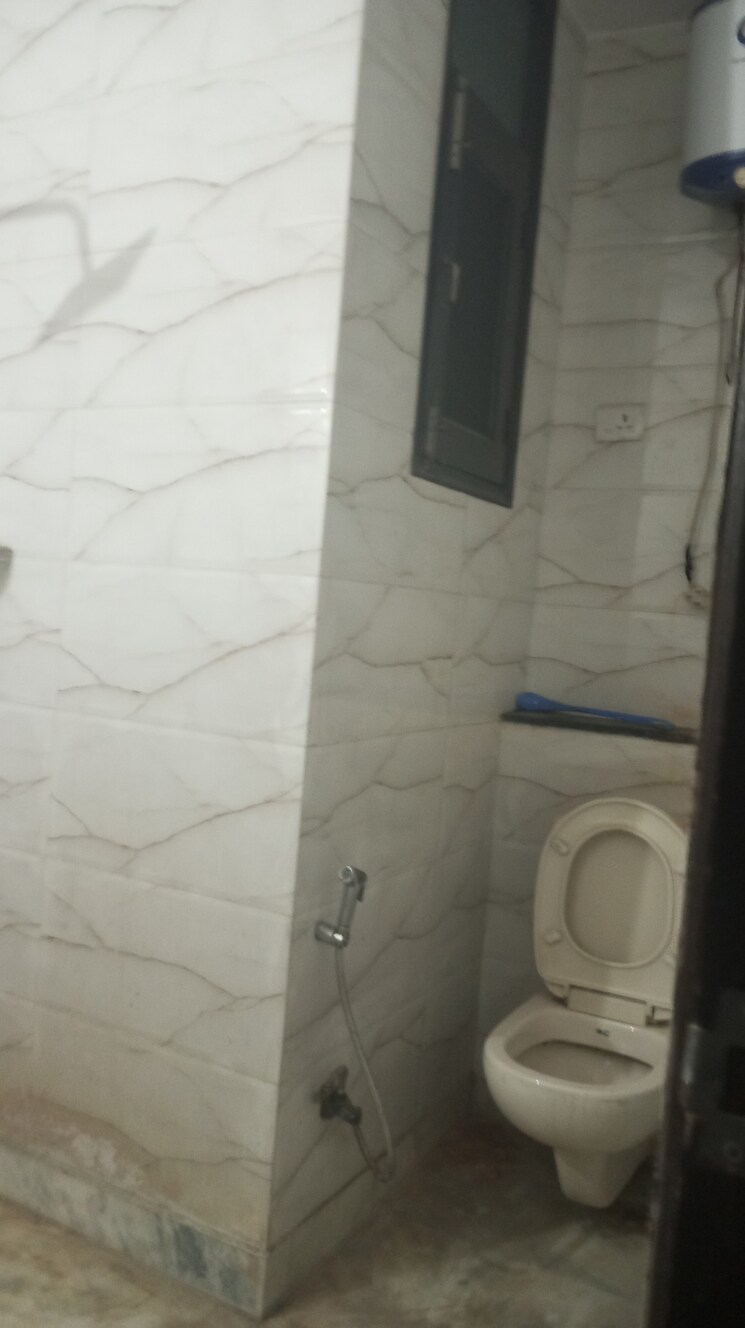 Bathroom, sector 46 3 Bedroom 1950 Sq.Ft. Builder Floor In Sector 46 Noida 8782933