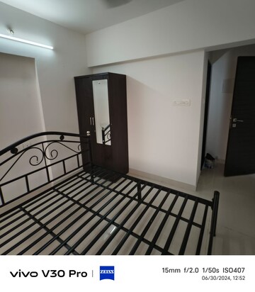 Room in 1 BHK Apartment at Hirani Skyview Castle, Kurla – for Rent