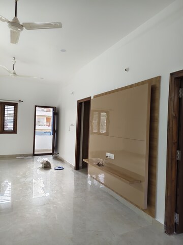 Room in 2 BHK Builder Floor at Halasuru – for Rent