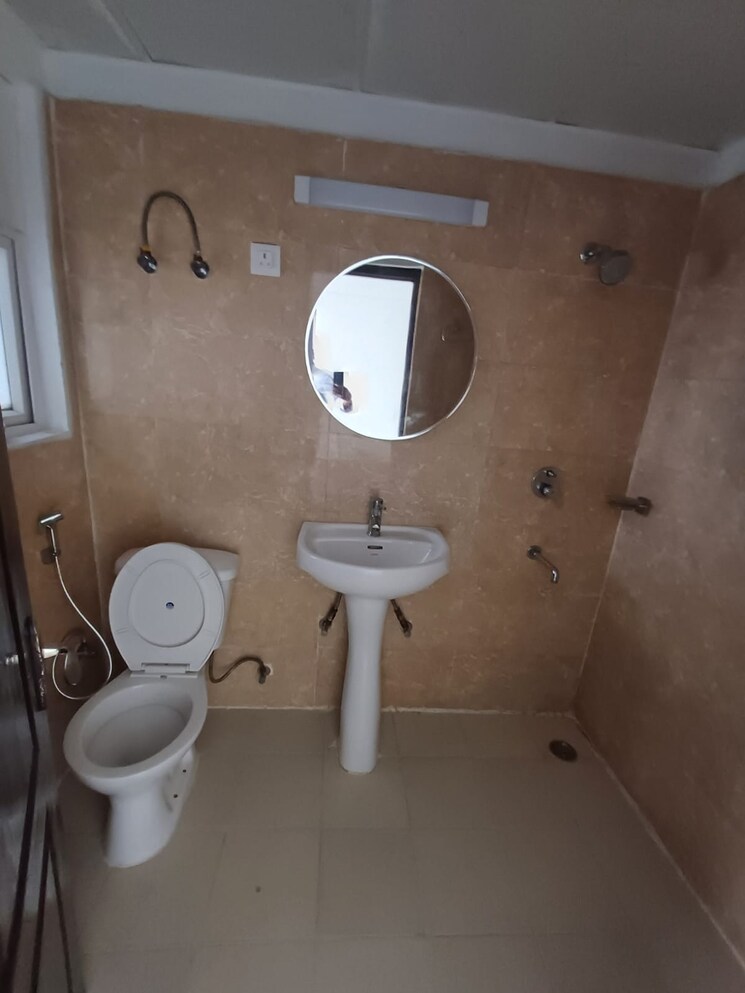 Bathroom, bulland-heights 3 Bedroom 1685 Sq.Ft. Apartment In Sain Vihar Ghaziabad 8783015