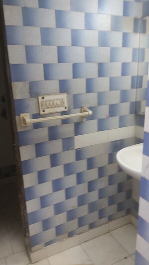 Attached Bathroom in 2.5 BHK Apartment at Mayur Vihar – for Sale