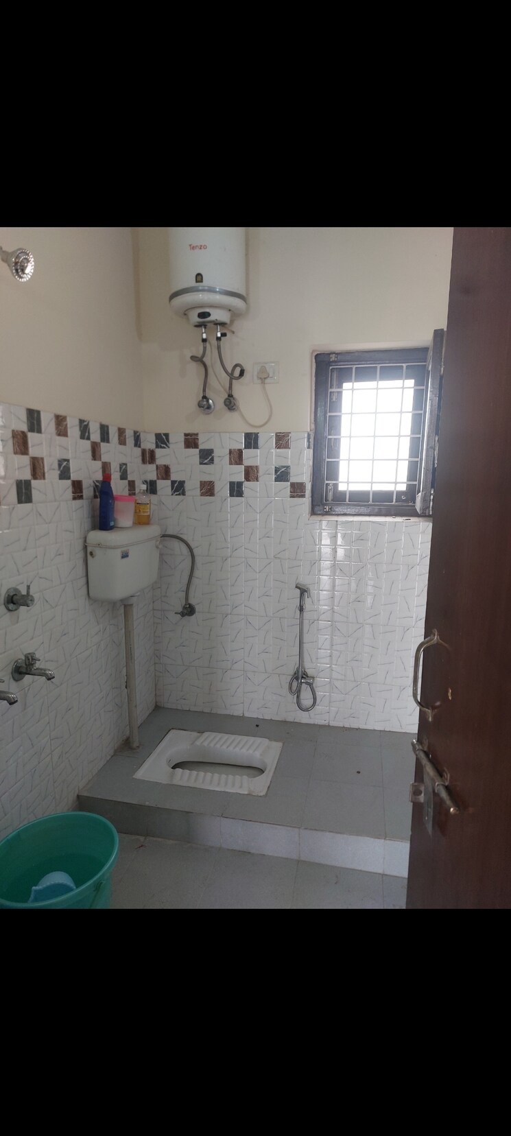 Attached Bathroom, sarita-vihar-pocket-g-rwa 1 Bedroom 480 Sq.Ft. Apartment In Sarita Vihar Delhi 8783020