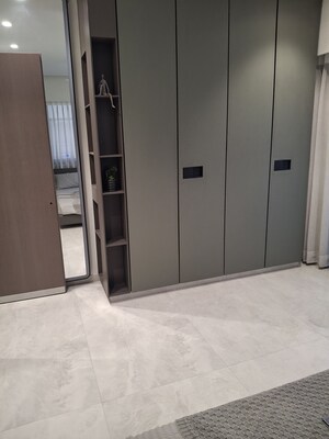 Room in 4 BHK Apartment at Vip Road – for Sale