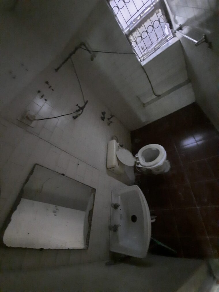 Bathroom, sarita-vihar-pocket-j-rwa 2 Bedroom 929 Sq.Ft. Apartment In Sarita Vihar Delhi 8783171