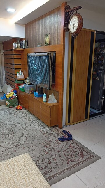 Study Room in 3 BHK Apartment at Yasmin Tower, Agripada – for Rent
