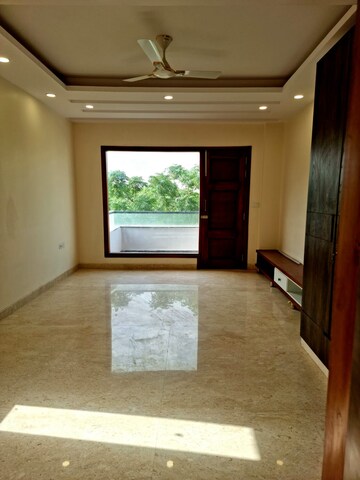 Room in 3 BHK Apartment at Bestech Park View Residency, Sector 3 – for Rent
