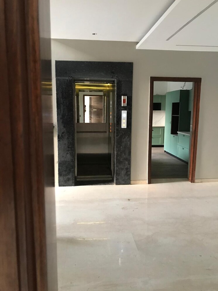 Room, unitech-uniworld-resorts-the-residences 5 Bedroom 502 Sq.Ft. Villa In Sector 33 Gurgaon 8783251