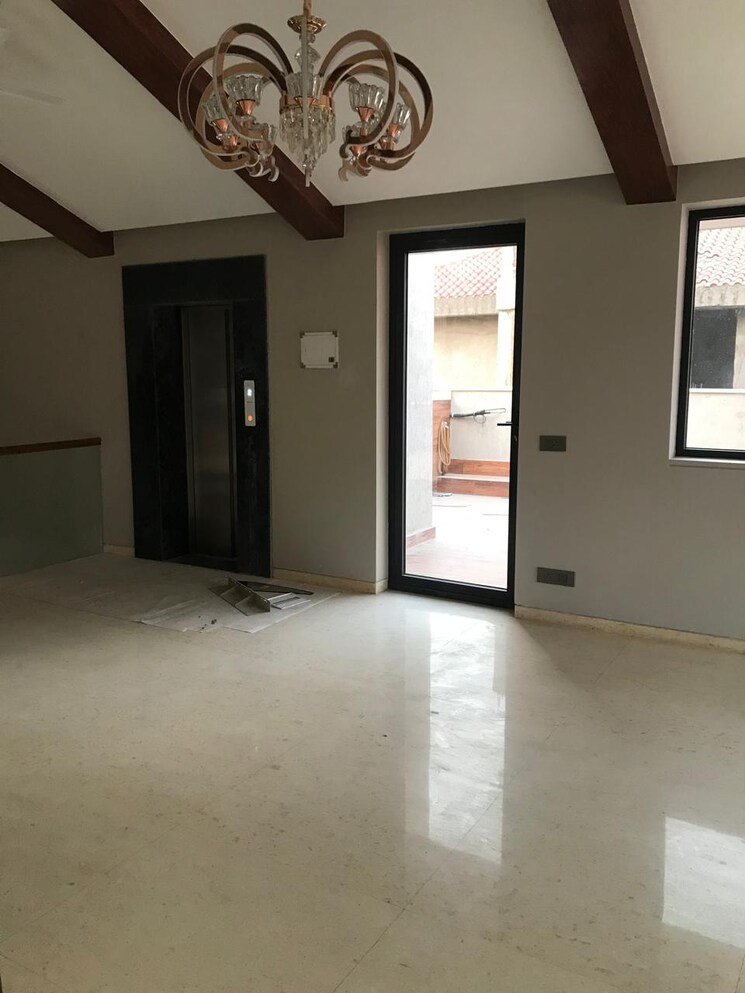 Room, unitech-uniworld-resorts-the-residences 5 Bedroom 502 Sq.Ft. Villa In Sector 33 Gurgaon 8783251