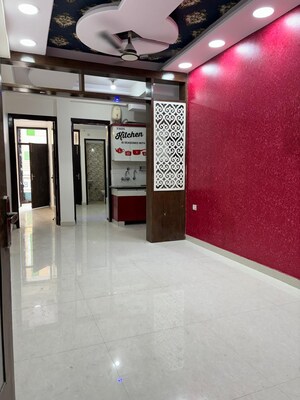 Room in 2 BHK Builder Floor at Shree Homes Noida, Sector 73 – for Sale