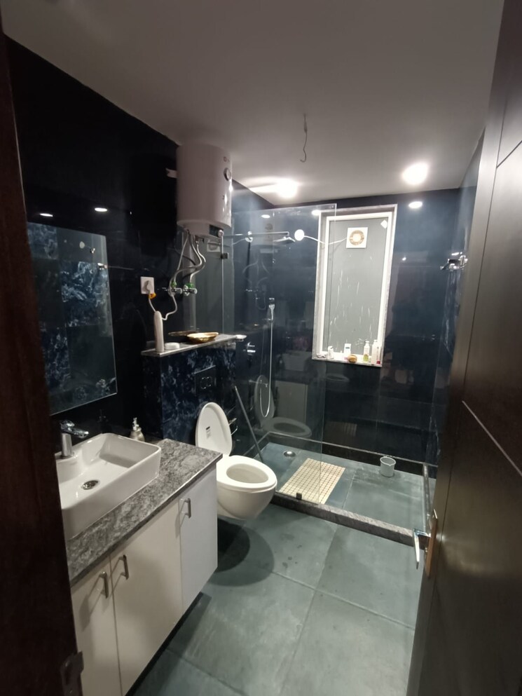 Attached Bathroom, palam vihar 3 Bedroom 270 Sq.Yd. Builder Floor In Palam Vihar Gurgaon 8783298