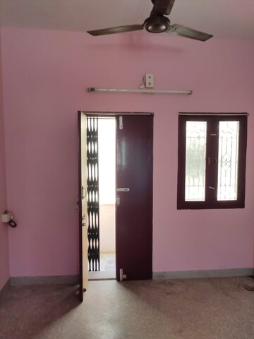 Room in 2 BHK Apartment at Iyer Bungalow – for Rent