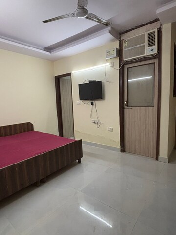 Room in 3 BHK Builder Floor at Ansal Sushant Apartments, Sushant Lok I – for Rent