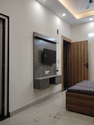 Room in 3.5 BHK Apartment at Jeevan Tara Apartment, Sector 43 – for Rent