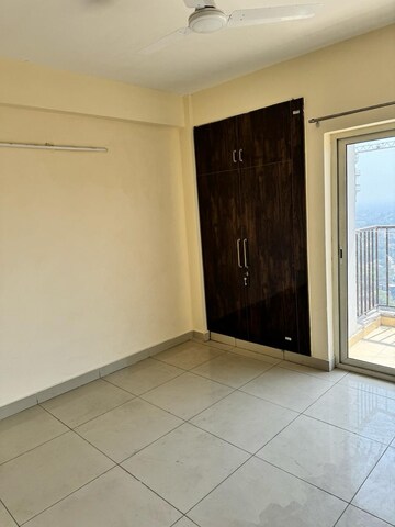 Room in 3.5 BHK Apartment at Panchsheel Greens II, Sector 16 Greater Noida – for Rent